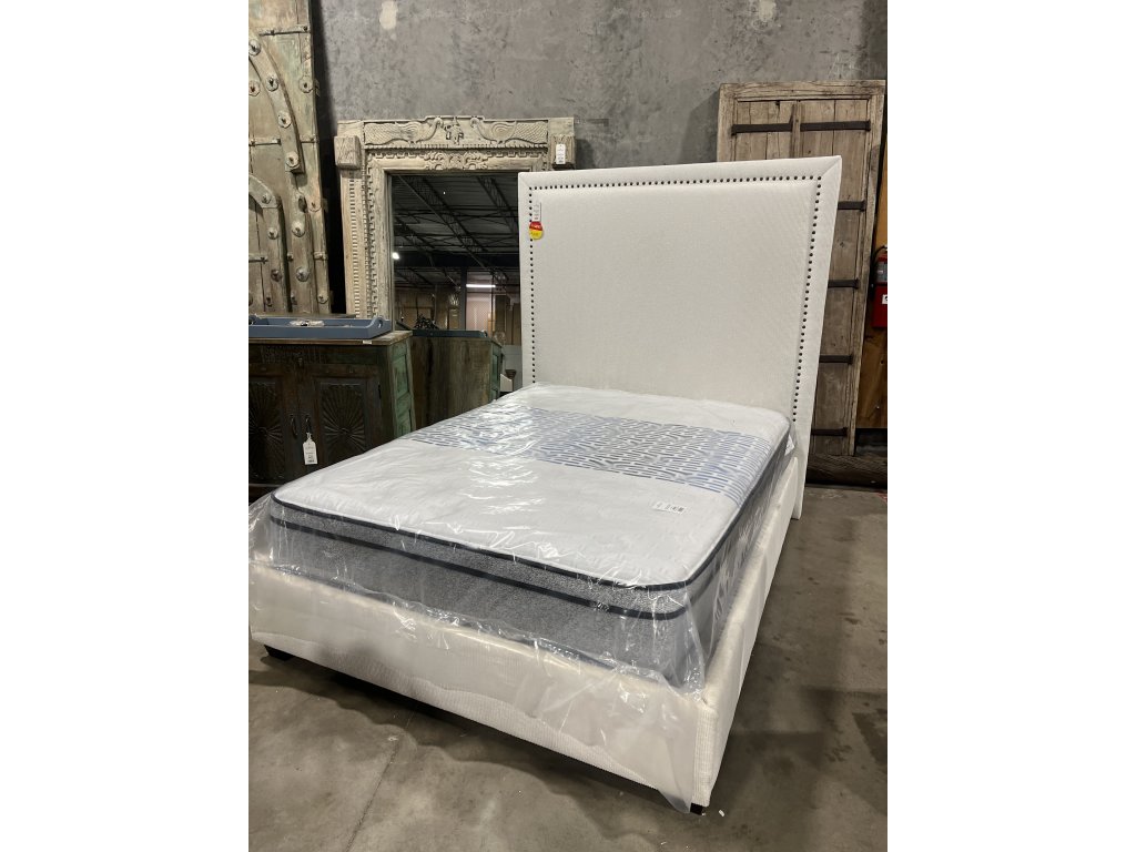 Paloma Complete Queen Bed w/ Nailheads