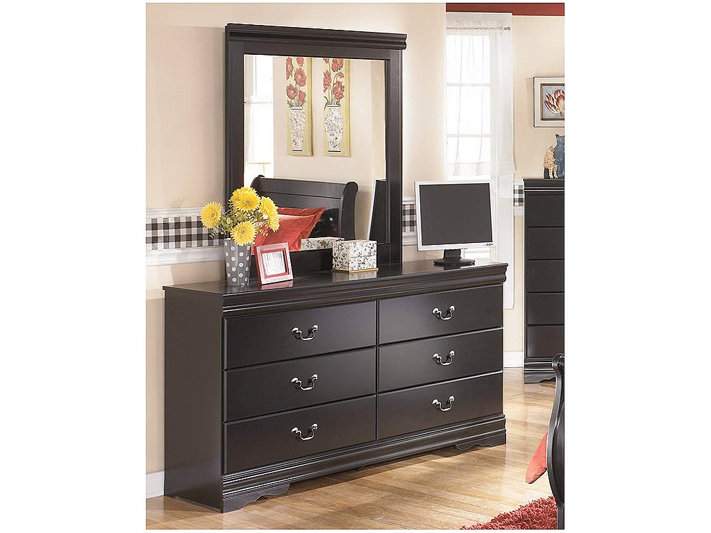 Huey Vineyard Full Sleigh Bed, Dresser, Mirror, Chest and Nightstand - image 10