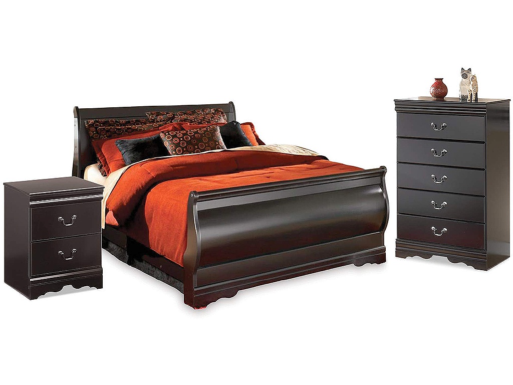 Huey Vineyard Full Sleigh Bed, Chest and Nightstand - main image