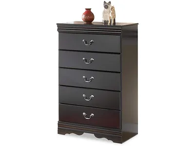 Huey Vineyard Full Sleigh Bed, Chest and Nightstand