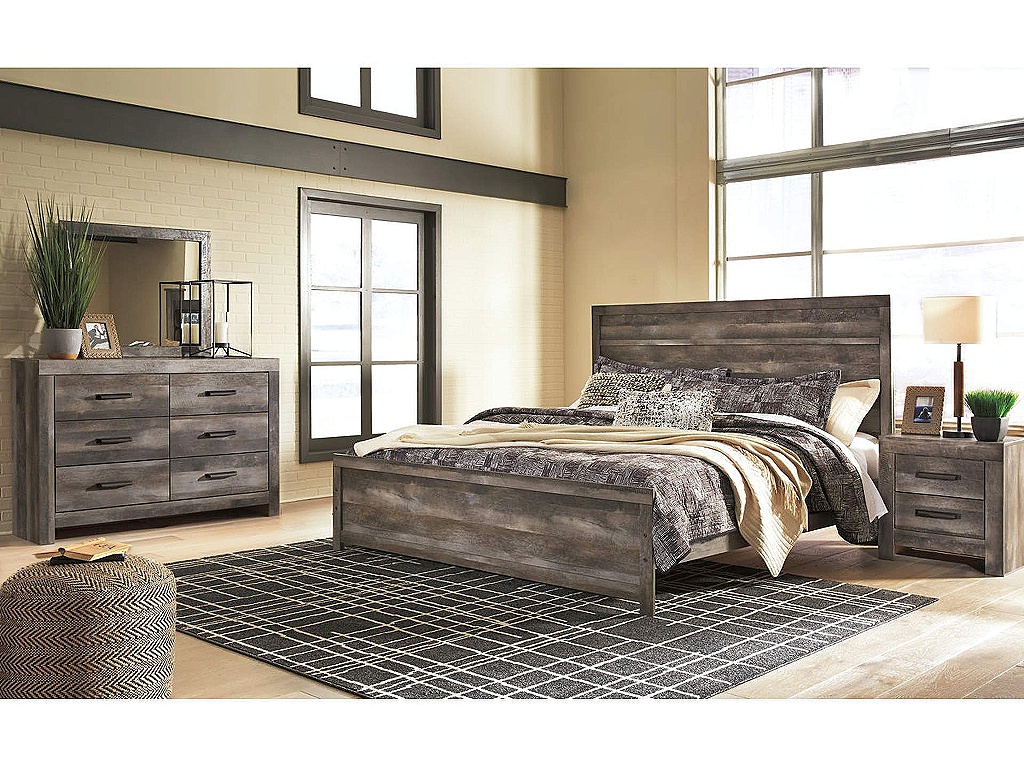 Wynnlow King Panel Bed with Mirrored Dresser and Nightstand - main image