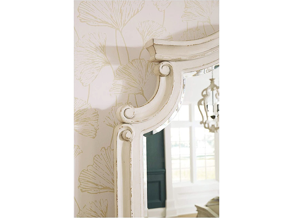 Realyn Queen Storage Bed, Dresser and Mirror - image 9