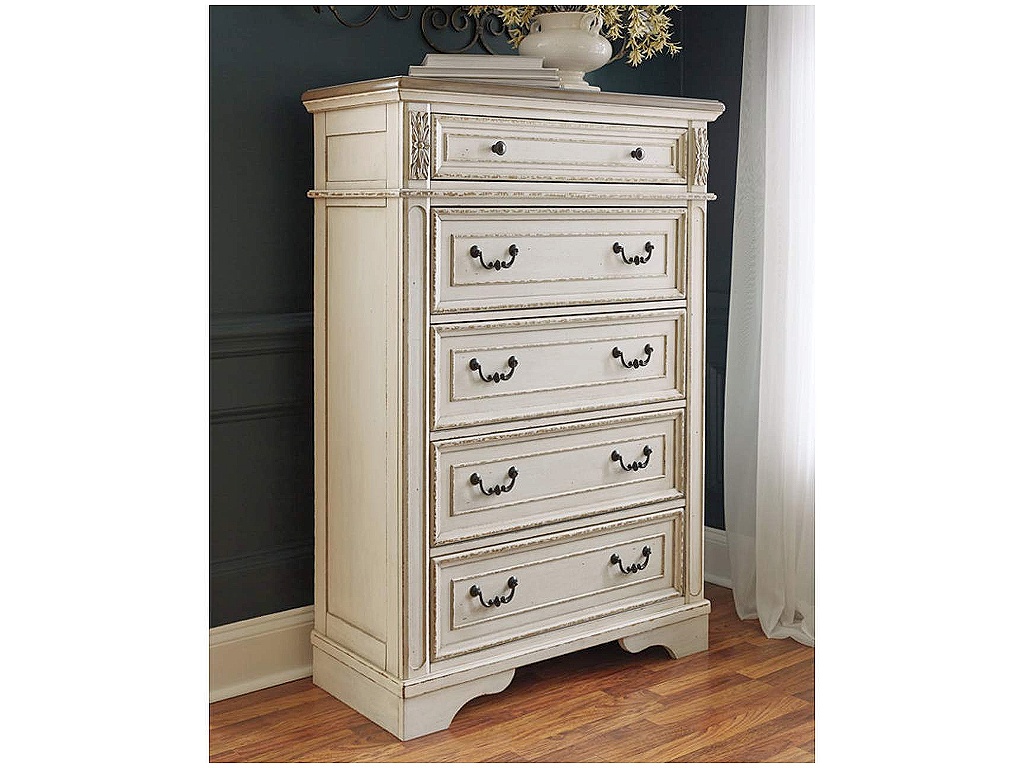 Realyn Full Panel Bed and Chest - image 9