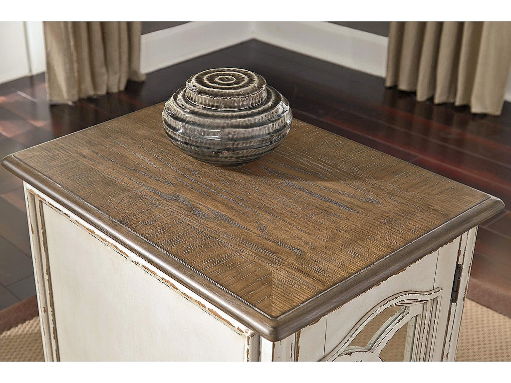 Realyn Chairside End Table - image 7