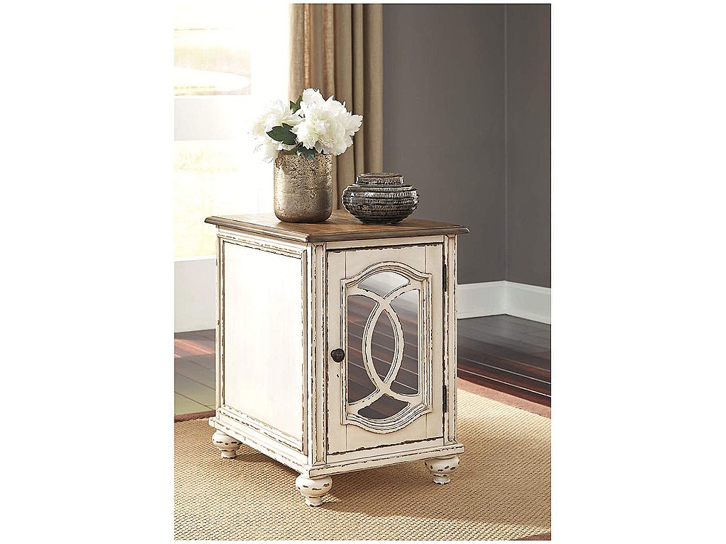 Realyn Chairside End Table - image 1