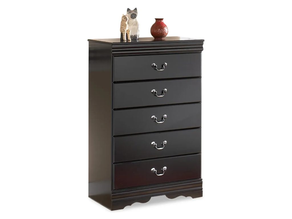 Huey Vineyard Queen Sleigh Bed, Dresser and Chest - image 3