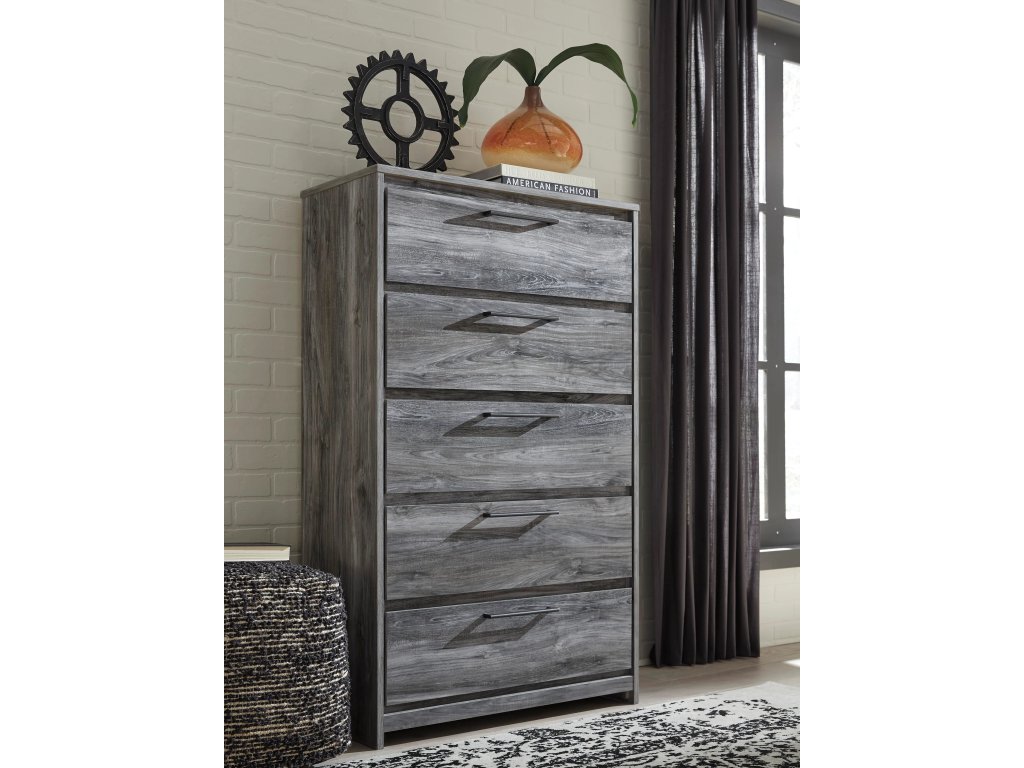 Baystorm Queen Panel Bed and Chest - image 9