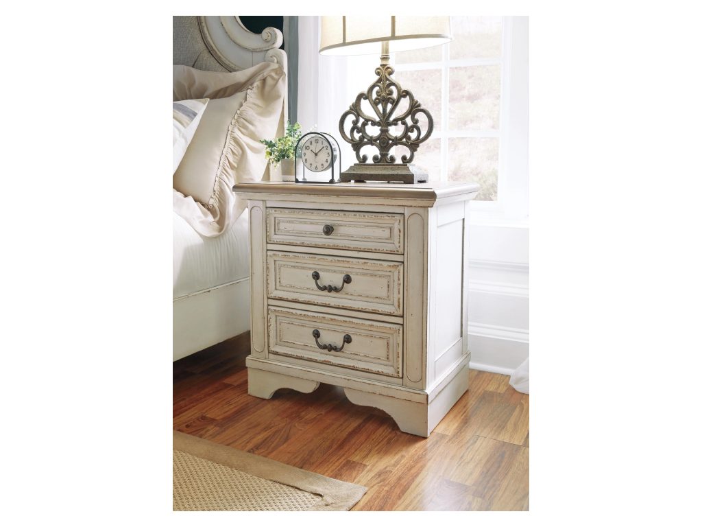 Realyn Queen Panel Bed, Dresser, Mirror and 2 Nightstands - image 12
