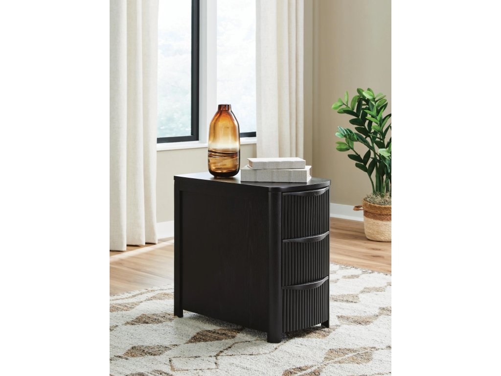 Camdill Chairside End Table - image 1