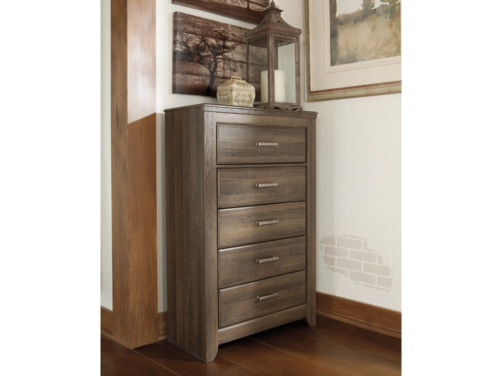 Juararo Queen Poster Bed, Dresser and Chest - image 12