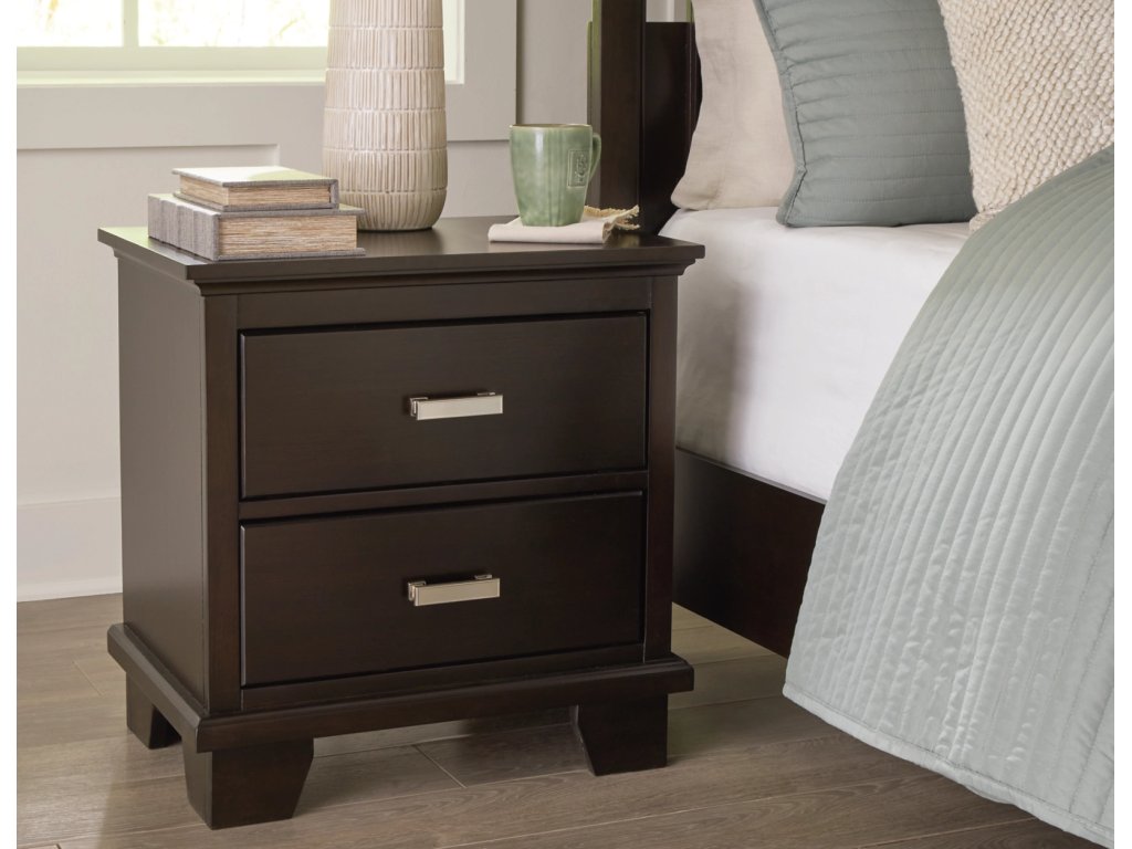 Covetown Queen Panel Bed, Dresser, Mirror, Chest and Nightstand - image 18