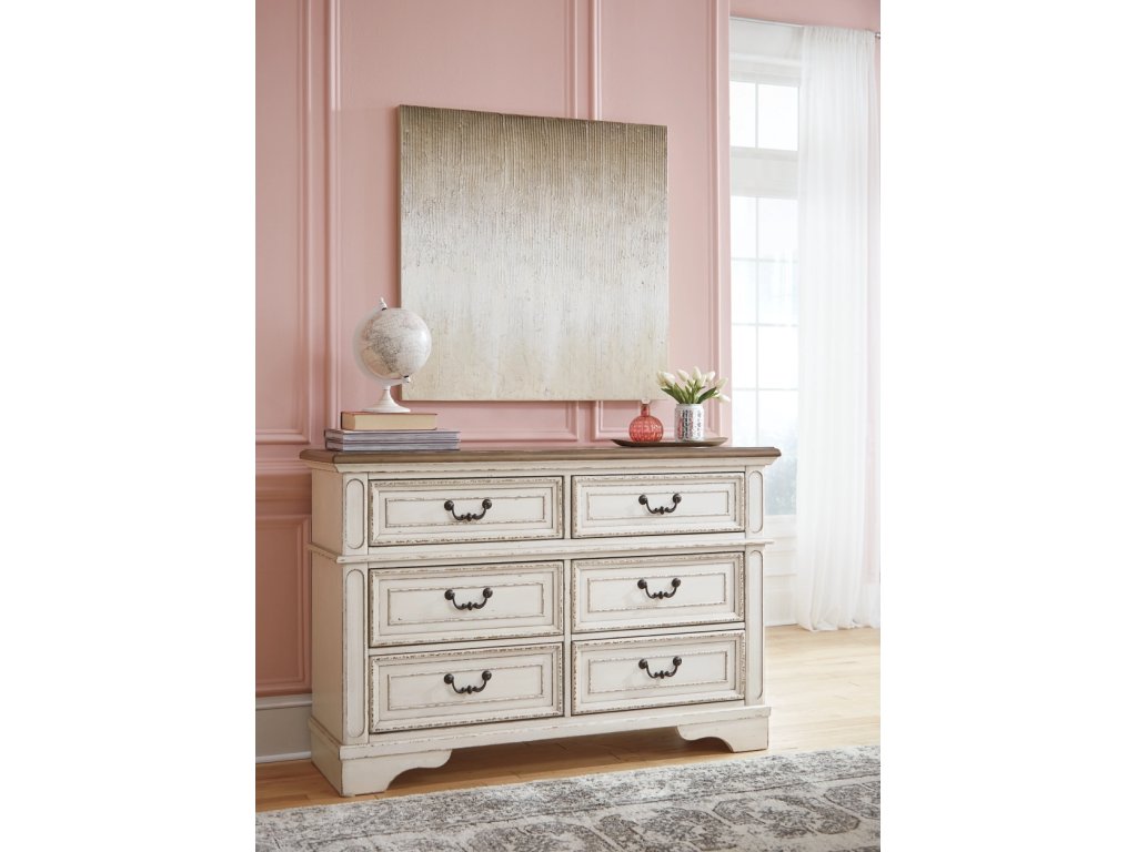 Realyn King Panel Bed, Dresser and 2 Nightstands - image 9