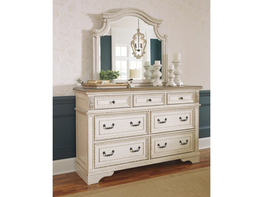 Realyn Queen Panel Bed, Dresser, Mirror and Chest - image 8