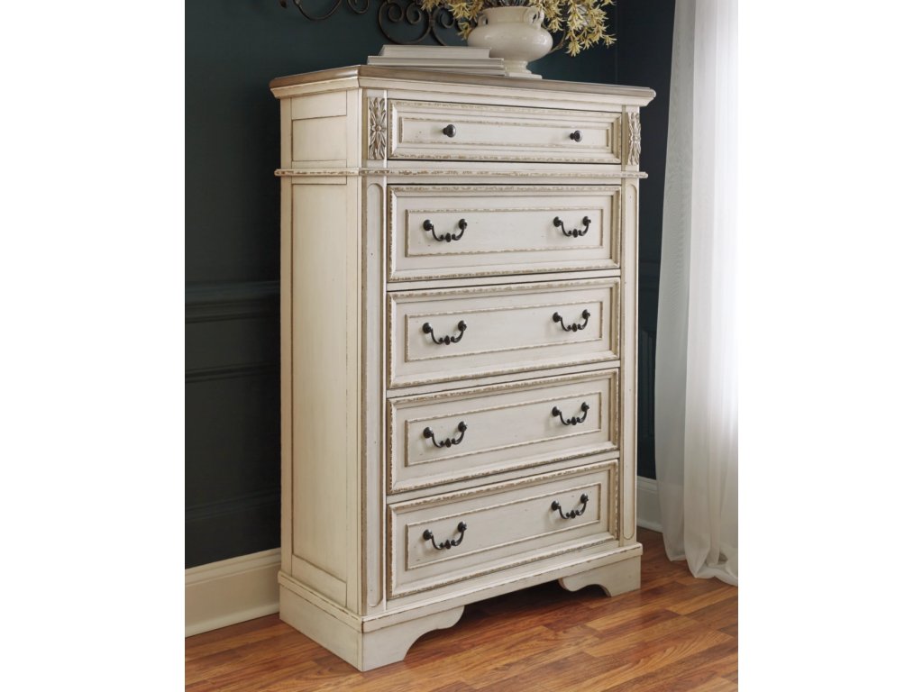 Realyn Queen Panel Bed, Dresser, Mirror and Chest - image 10