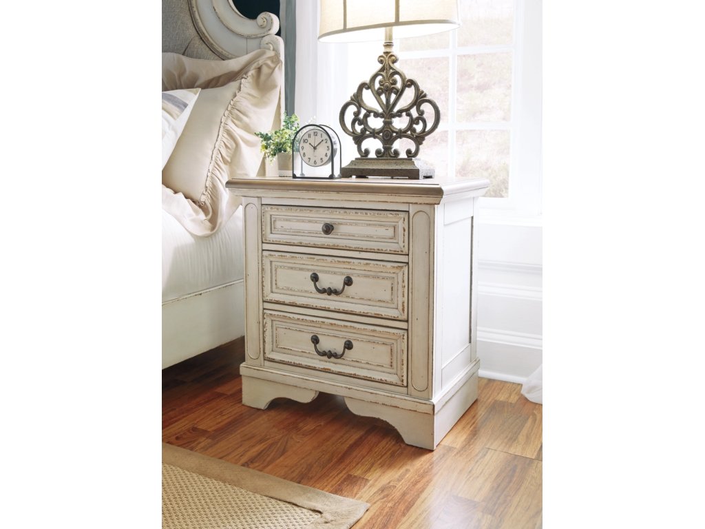 Realyn King Panel Bed, Dresser, Mirror and 2 Nightstands - image 9