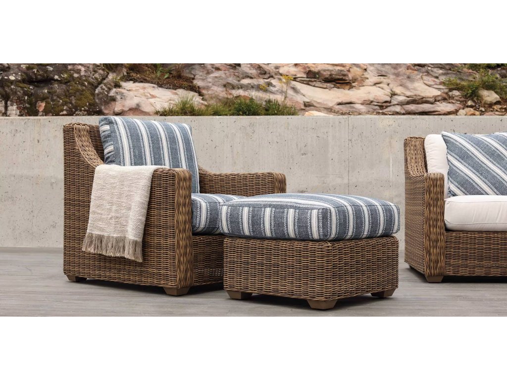 Oasis Outdoor Wicker Lounge Chair - image 1