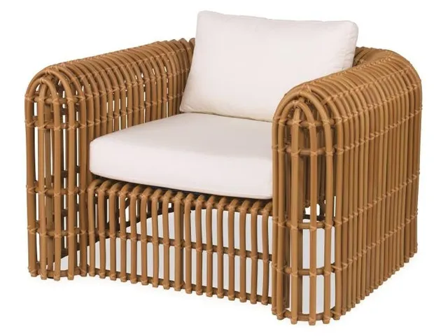 Gio Outdoor Lounge Chair