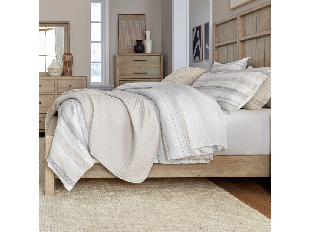 Queen Poster Bed - image 7