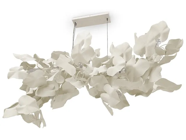 Claudia Chandelier, Long - Alternative View