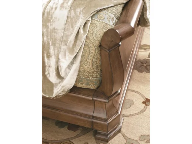 Louie P'S Queen Sleigh Bed - Alternative View